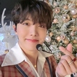BTS（防弾少年団）のJ-HOPE、ファンにクリスマスの挨拶…クリスマスツリーと記念ショット