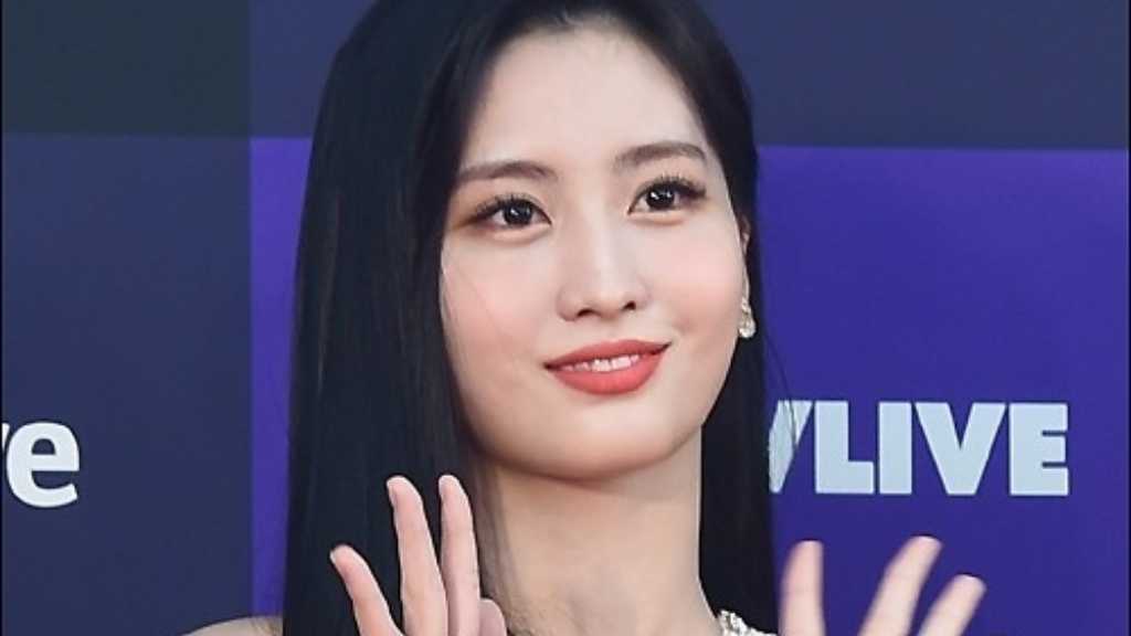 TWICE モモ、背中を大胆に露出！セクシーな衣装に釘付け…チェヨンとの2ショットも