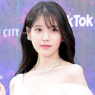 【PHOTO】IU「第59回百想芸術大賞」レッドカーペットに登場