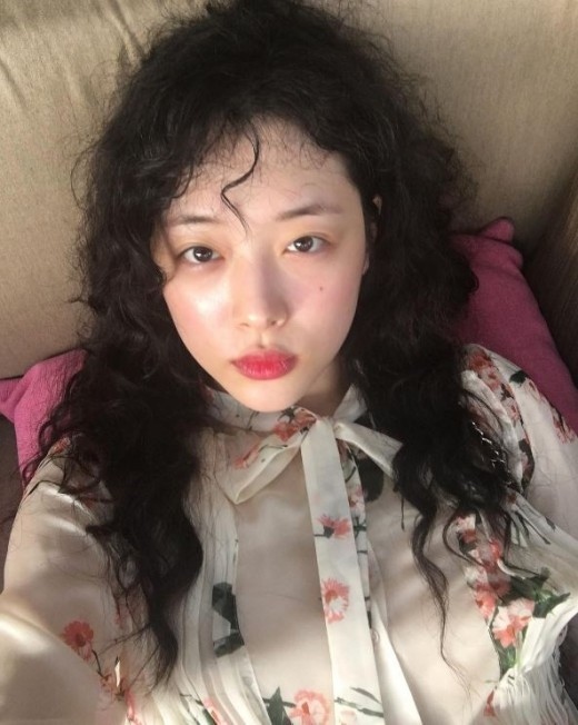 ソルリ パーマをかけたヘアスタイルに視線集中 幻想的な魅力 Kstyle