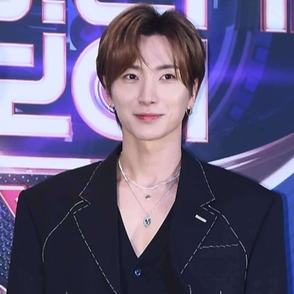 SUPER JUNIOR イトゥク、意図せずパク・ジニョンの“ベッド写真”をパロディ?上半身裸の自撮りが話題に