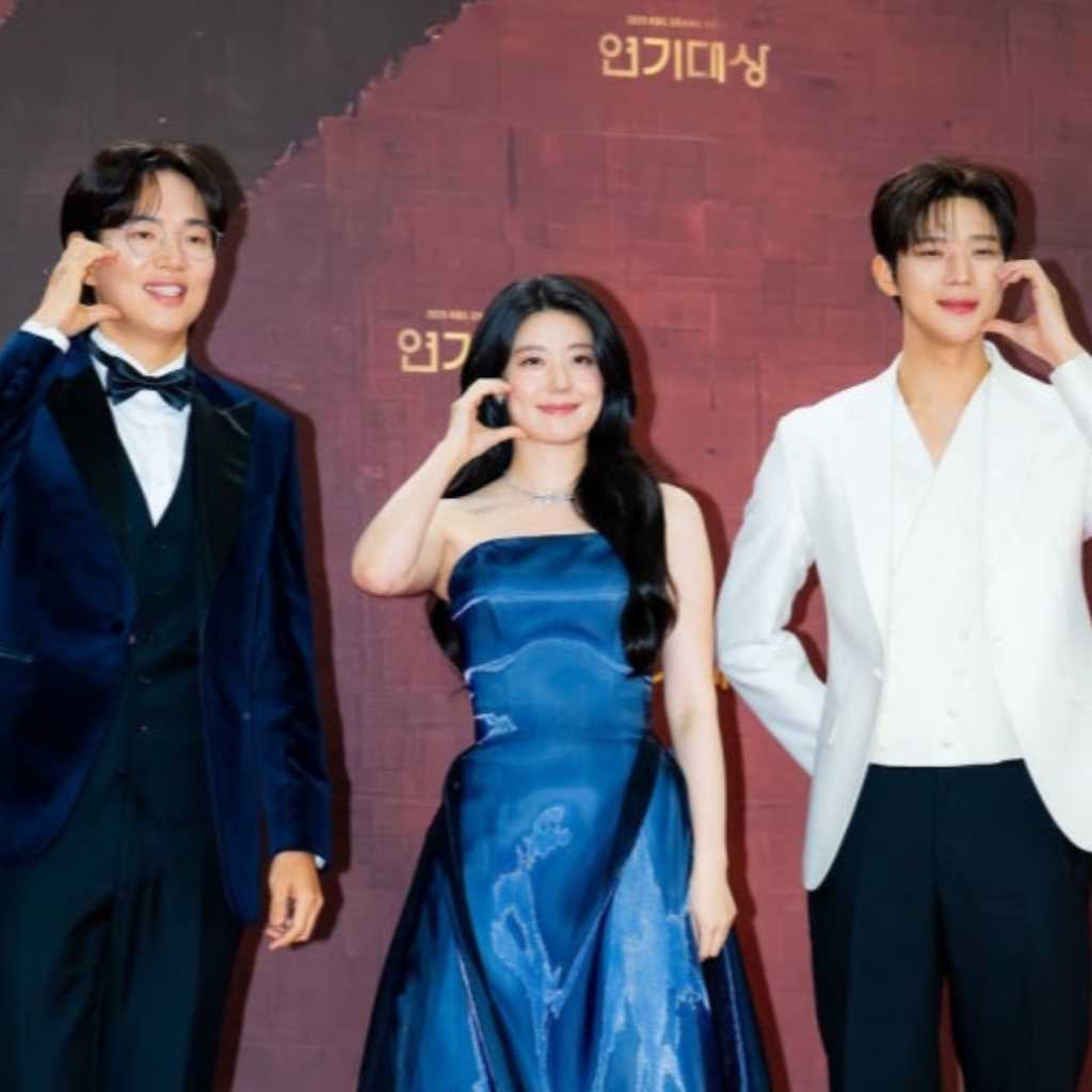 【PHOTO】2PM テギョンからジニョン、チョン・イルまで「2025 KBS演技大賞」レットカーペットに登場