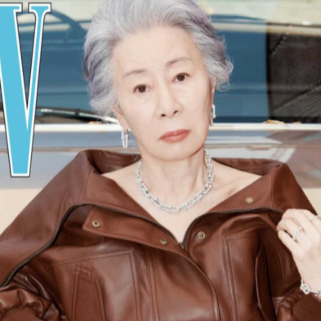 ユン・ヨジョン、年齢を感じさせない洗練されたスタイル…大胆に片目を隠したポーズも