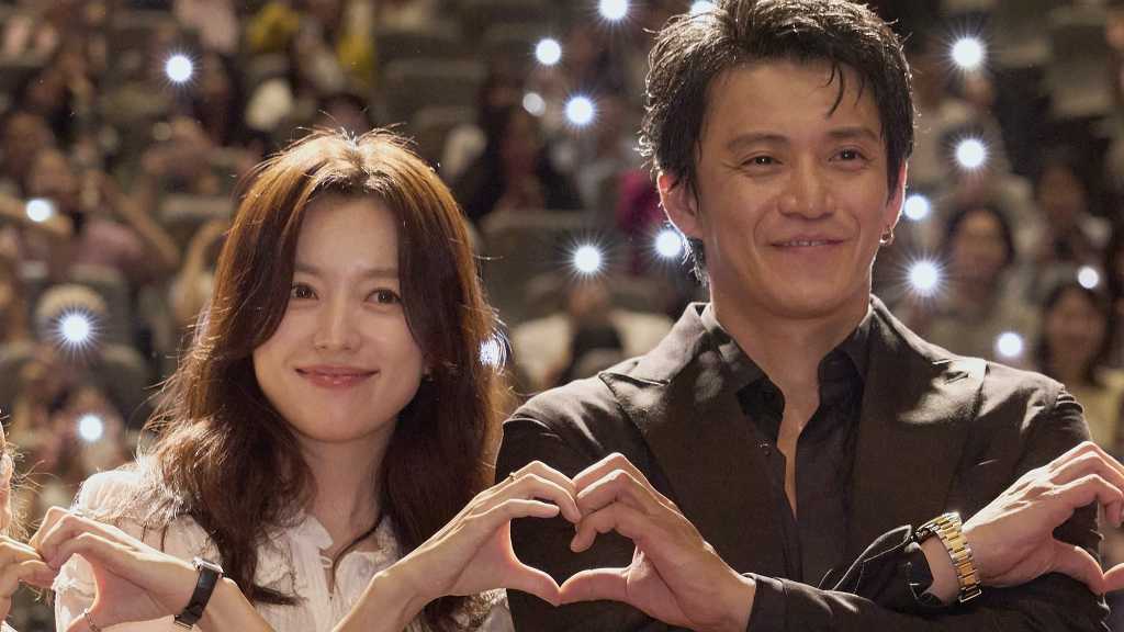 【REPORT】小栗旬、韓国語で“サランヘヨ”＆指ハート披露！「釜山国際映画祭」でハン・ヒョジュの日本語台詞を絶賛