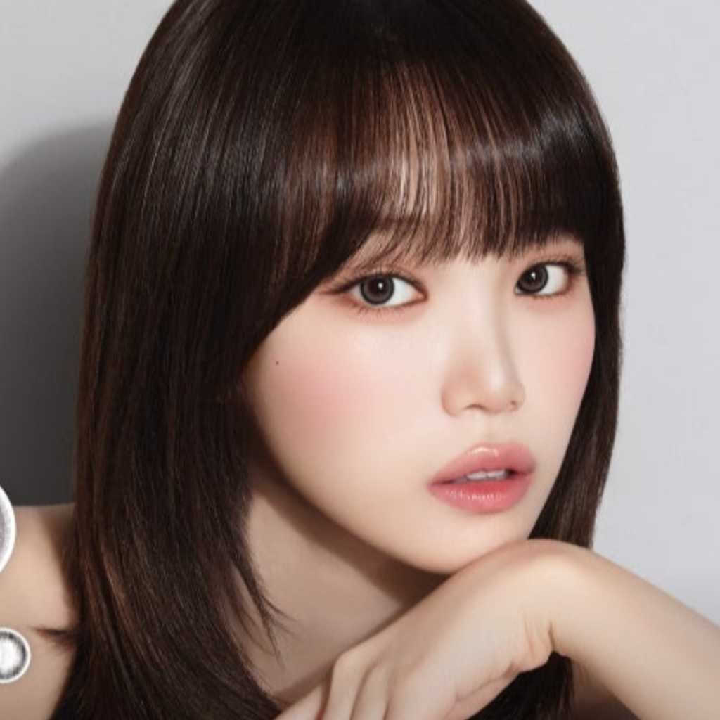 LE SSERAFIM キム・チェウォン、コンタクトブランド「ReVIA」の新ミューズに就任！本日より新作発売