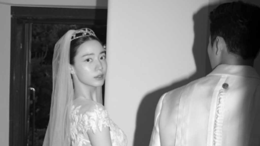 “結婚発表”ファヨン、美しいキスショットも！ウエディングフォトを大公開