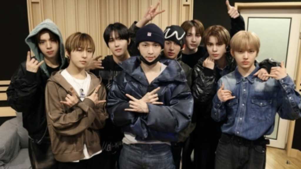 EXO レイ、韓国アイドルのプロデューサーに！NouerAとの記念ショットが話題