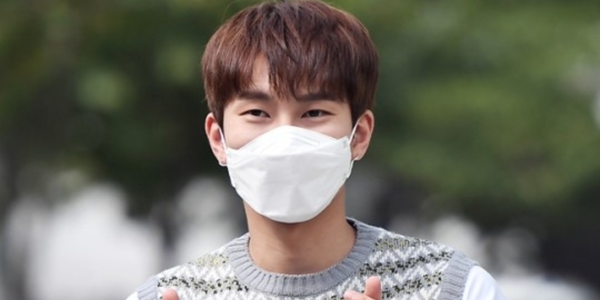 PHOTO】BTOB ウングァン、ラジオ番組の収録に参加…カジュアルなニット