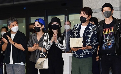 Photo 是枝裕和監督 ソン ガンホ Iuら 第75回カンヌ国際映画祭 を終えて韓国へ トロフィーを抱え満面の笑み Kstyle