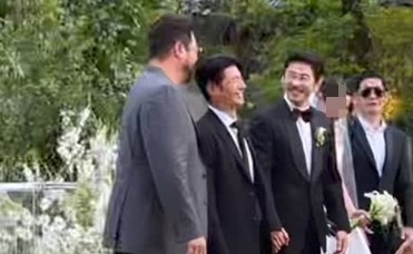 ユン・ゲサンの挙式にgodメンバー集結！タキシード姿で幸せ溢れる笑顔…キム・テウの妻が写真を公開