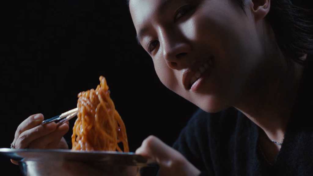 BTSのJ-HOPEが登場！LE SSERAFIM、タイトル曲「SPAGHETTI」MV公開…ユニークな歌詞＆強烈なラップに注目