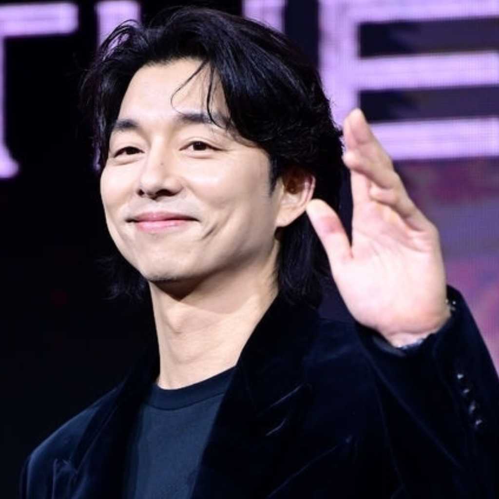 コン・ユ、大急ぎで出国？空港でパスポートを落とすハプニングも…近況ショットが話題に