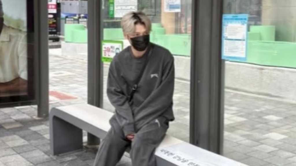 ジェジュンがバス停に！？ラフな服装でも隠し切れないオーラ