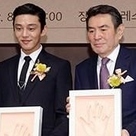 【PHOTO】ユ・アインからナムグン・ウォンまで「美しい芸術人賞」授賞式に参加“記念のハンドプリンティング”
