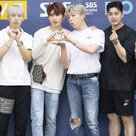 【PHOTO】UKISS、ラジオ出演のため放送局へ…仲良くメンバー同士でハートポーズをつくる姿も