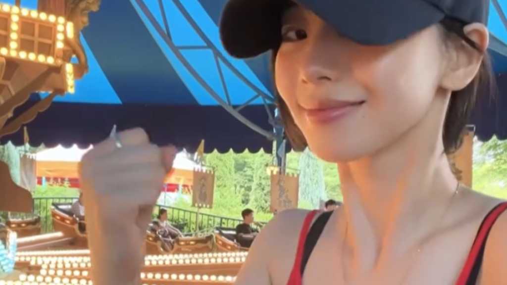 aespaのKARINAがエバーランドに！帽子を被っても隠せない美しさ（動画あり）