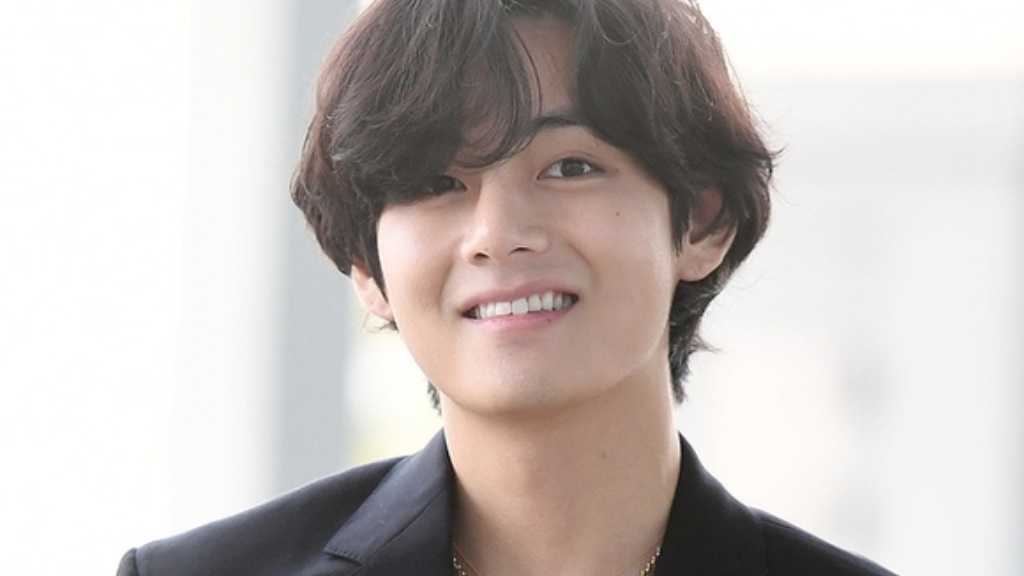 BTSのV、一部ファンのマナー違反に苦言…秩序ある応援呼びかけ「空港は僕たちのものじゃない」