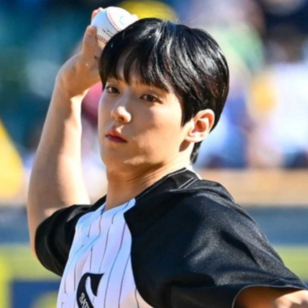 【PHOTO】BTOB ミンヒョク、始球式に登場…爽やかなユニフォーム姿