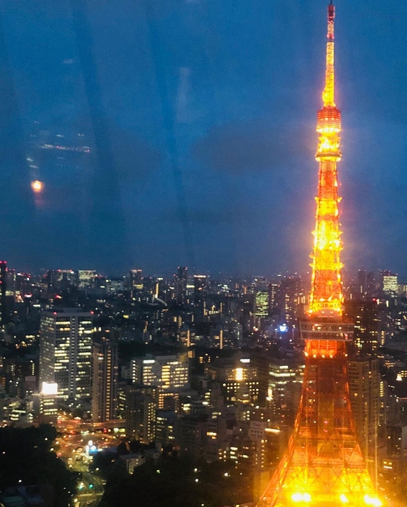 チュウォン 東京タワーを背景にした記念ショット公開 美しさに感激 きれい Kstyle