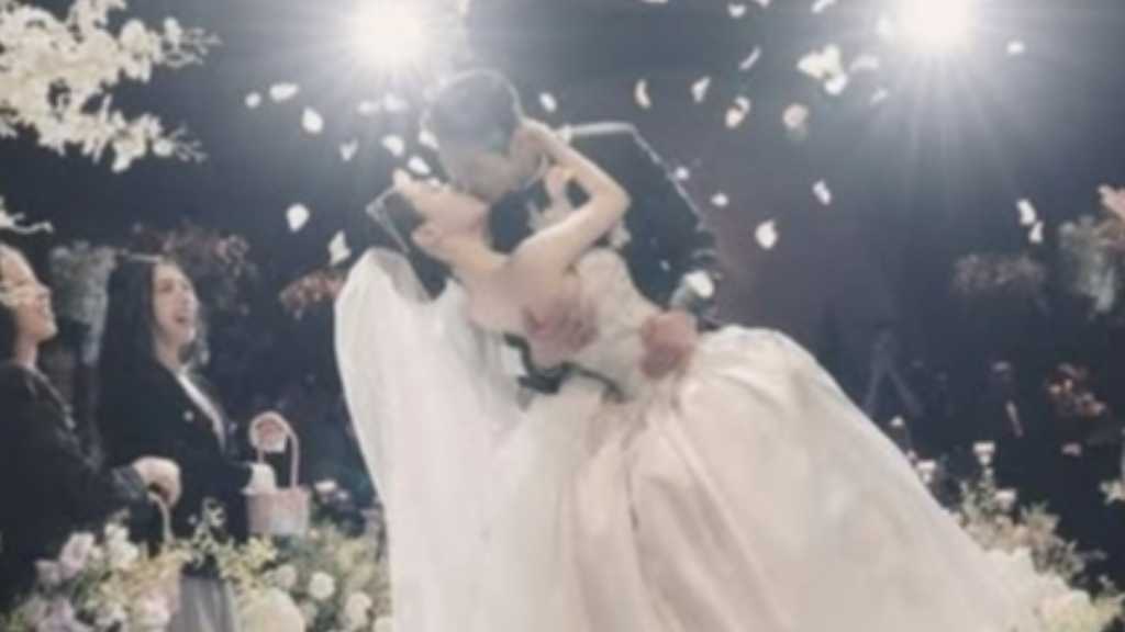 ファヨン、幸せあふれる結婚式の写真を公開！夫とのキス動画も