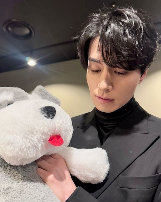 イ・ドンウク、クールなスーツ姿にぬいぐるみ！？抜群のビジュアルに