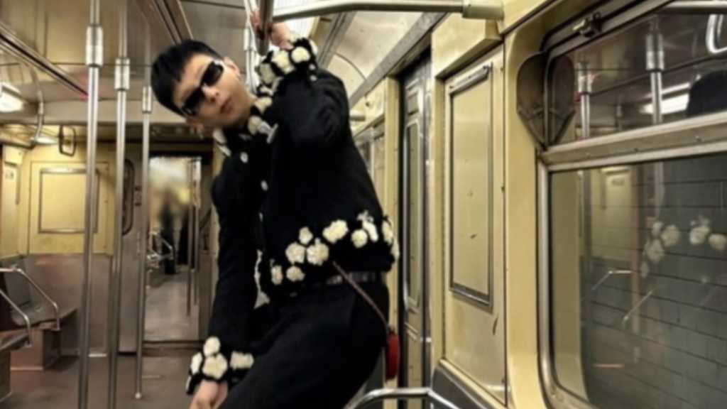 G-DRAGON、変装せずに地下鉄に！？ユニークな近況ショットに注目