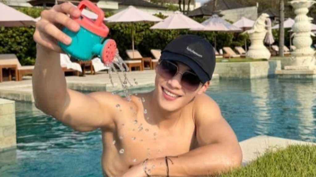 ウ・ドファン、たくましいボディに釘付け!恋人のようなオフショット