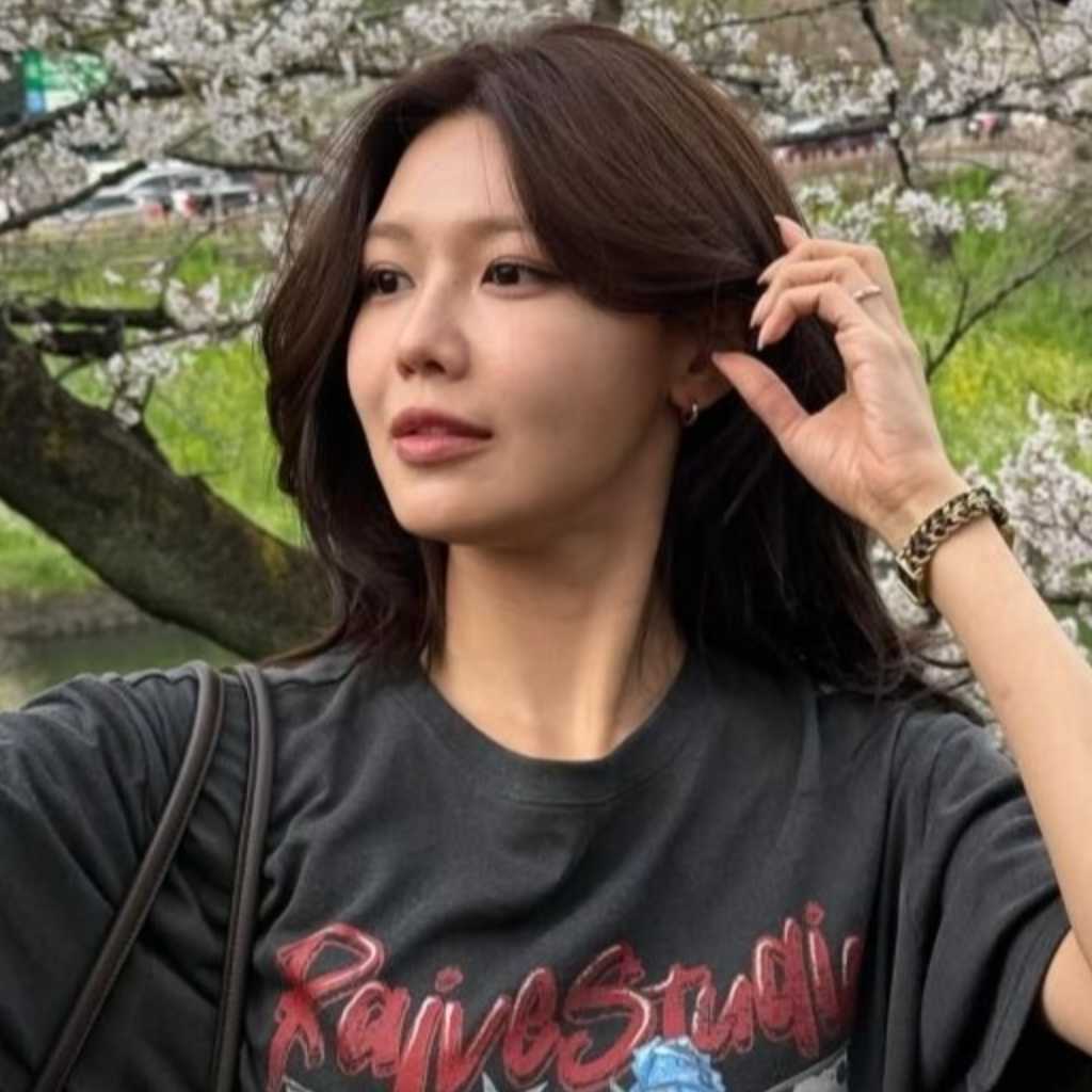 少女時代 スヨン、日本の春を満喫！桜と一緒に笑顔で記念ショット