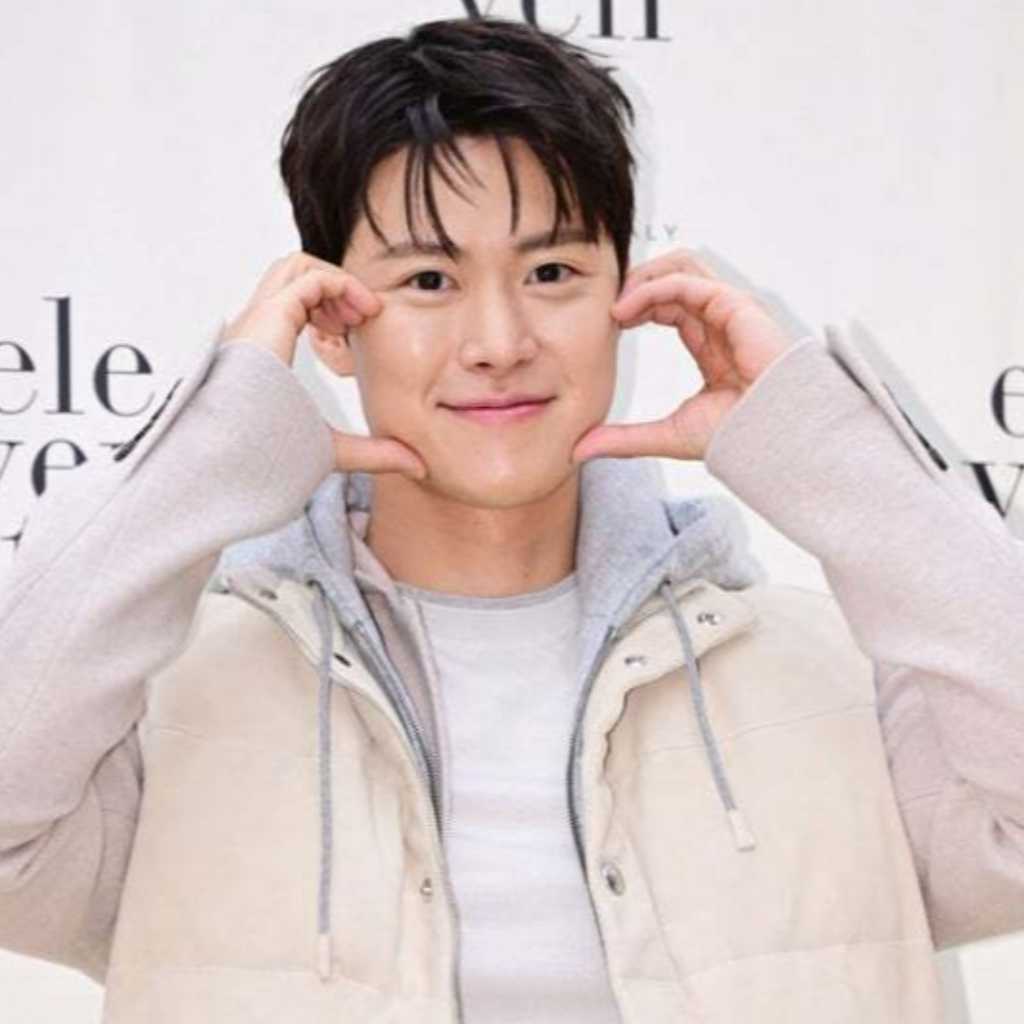 コンミョン、弟のNCT ドヨンとのツーショットを公開!入隊を応援「未来で待ってる」