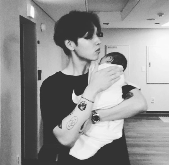Sg Wannabe イ ソクフン 息子を初めて胸に 第一子誕生の感動をインスタで報告 美しい僕の花 Kstyle