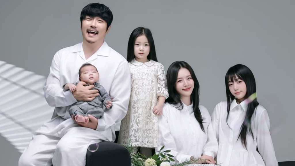 KCM、家族写真を初公開！美人妻と子どもたちのビジュアルが話題に「ここまで来るのに15年かかった」