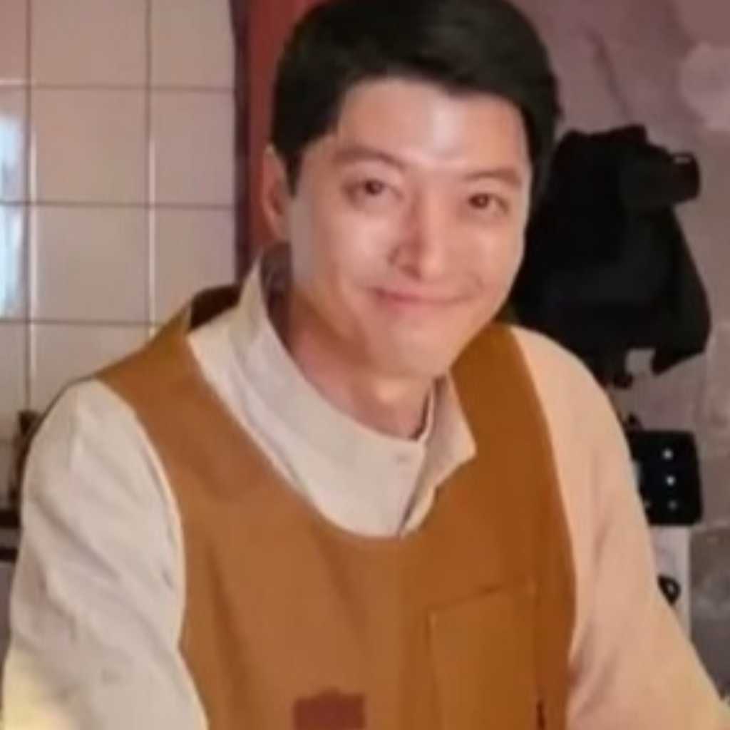 イ・ドンゴン、済州島にカフェを開店！開店初日から長い行列