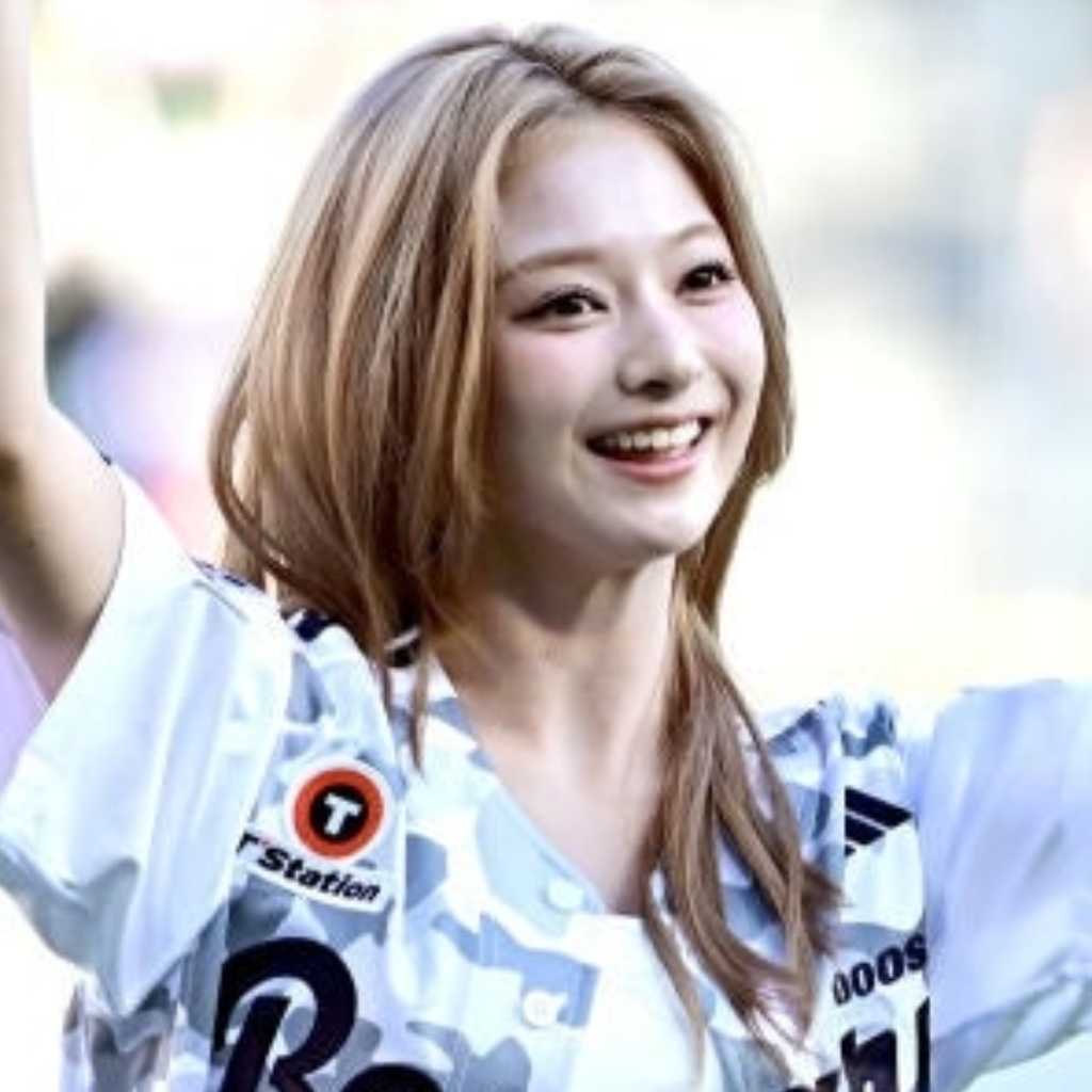 【PHOTO】fromis_9 イ・ナギョン、始球式に登場…キュートなユニフォーム姿