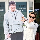 【PHOTO】SUPER JUNIOR イトゥク、シンドンのパネルと登場！2PM ニックンらと共に新バラエティ「バディーボーイズ」撮影のためタイへ出国