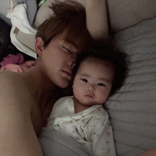 ハム ソウォン 夫ジン ファの育メン姿を公開 親子の可愛い寝顔が話題 Kstyle