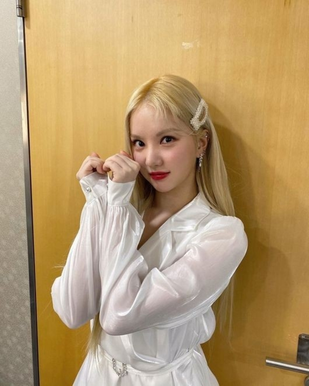 Gfriend ウナ 白ワンピースで天使のようなビジュアル クリスマスの近況ショット公開 Kstyle