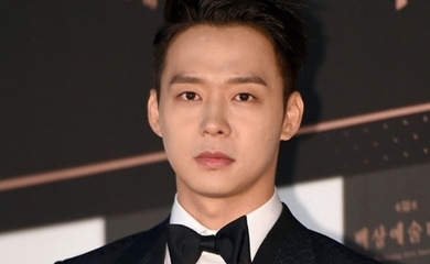 ユチョン、4年ぶりの復帰作「悪に捧げ」で最優秀主演男優賞を受賞