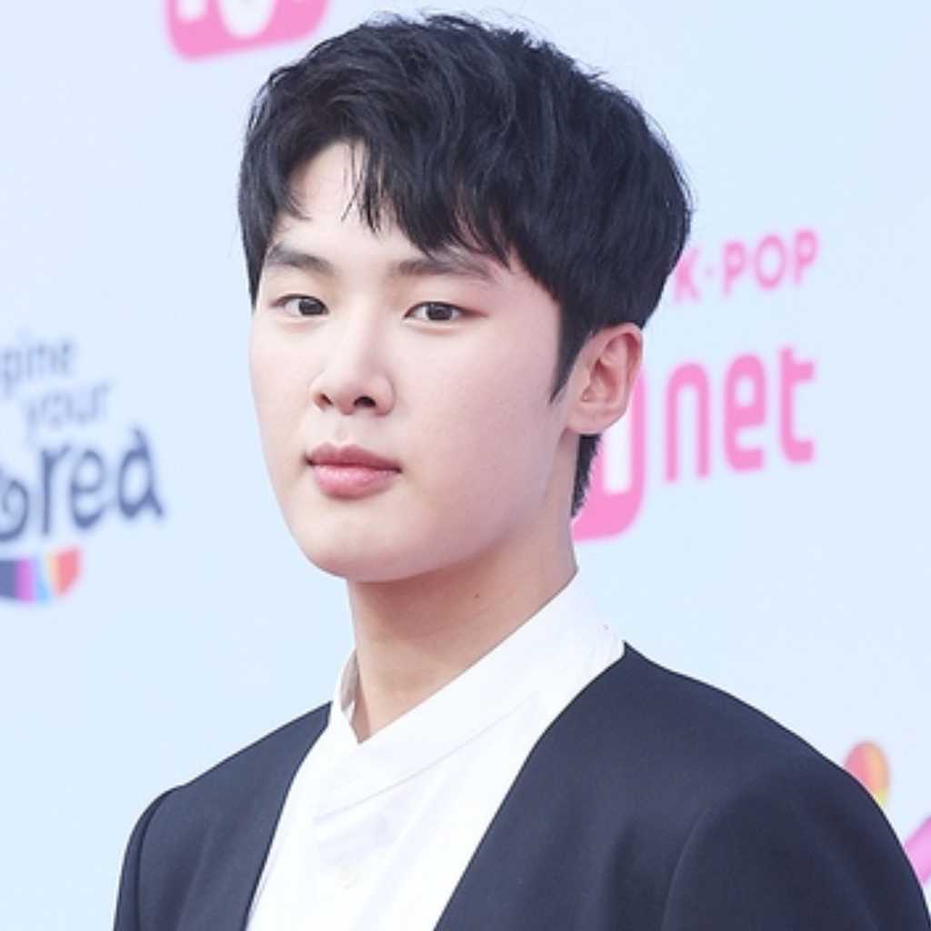 キム・ドンヒ、過去のいじめ騒動を乗り越えて移籍後初…撮影中のビハインドカット公開