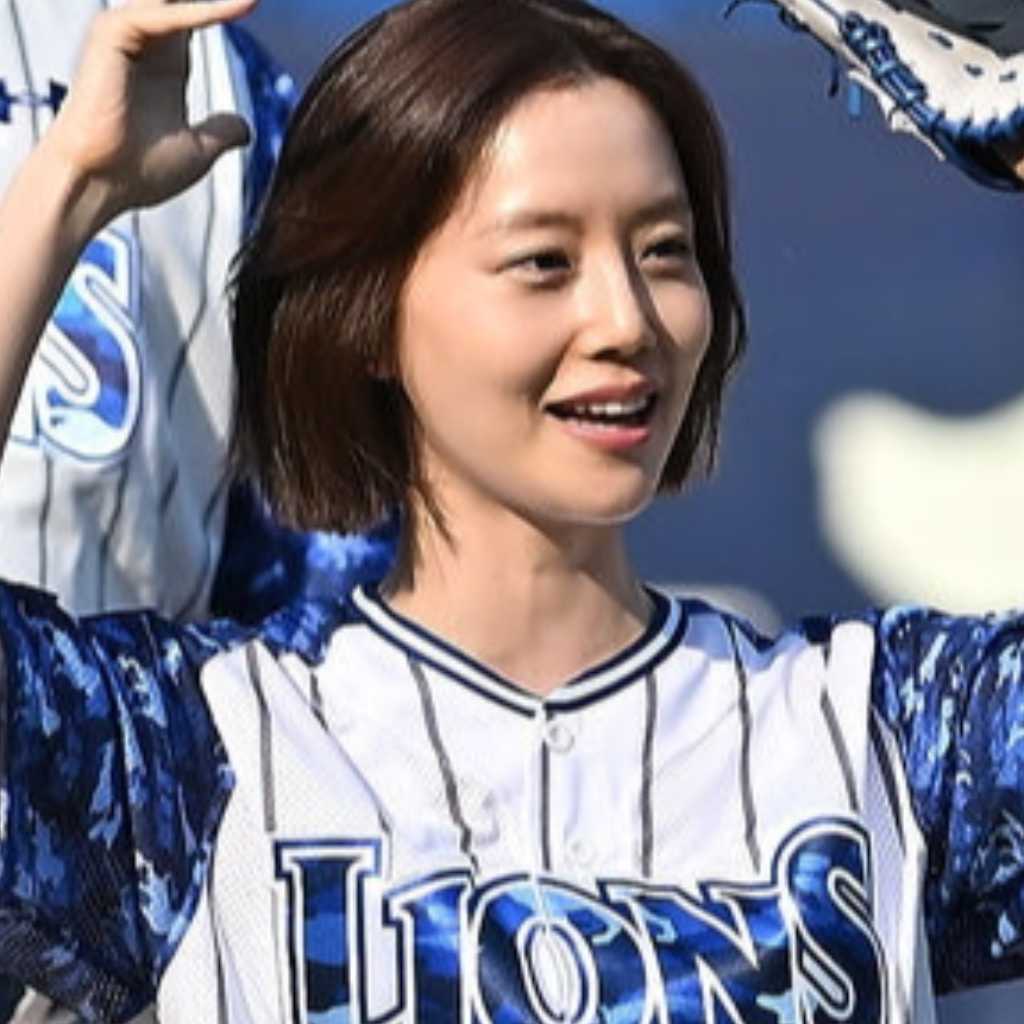 【PHOTO】ムン・チェウォン、始球式に登場…キュートな笑顔で挨拶