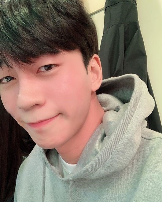 シン ソンロク カジュアルなファッションの近況写真を公開 すっぴんでも輝くビジュアル Kstyle