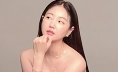 キム サラン 美しさ溢れるドレス姿を披露 セクシーな眼差しに視線釘付け 動画あり Kstyle