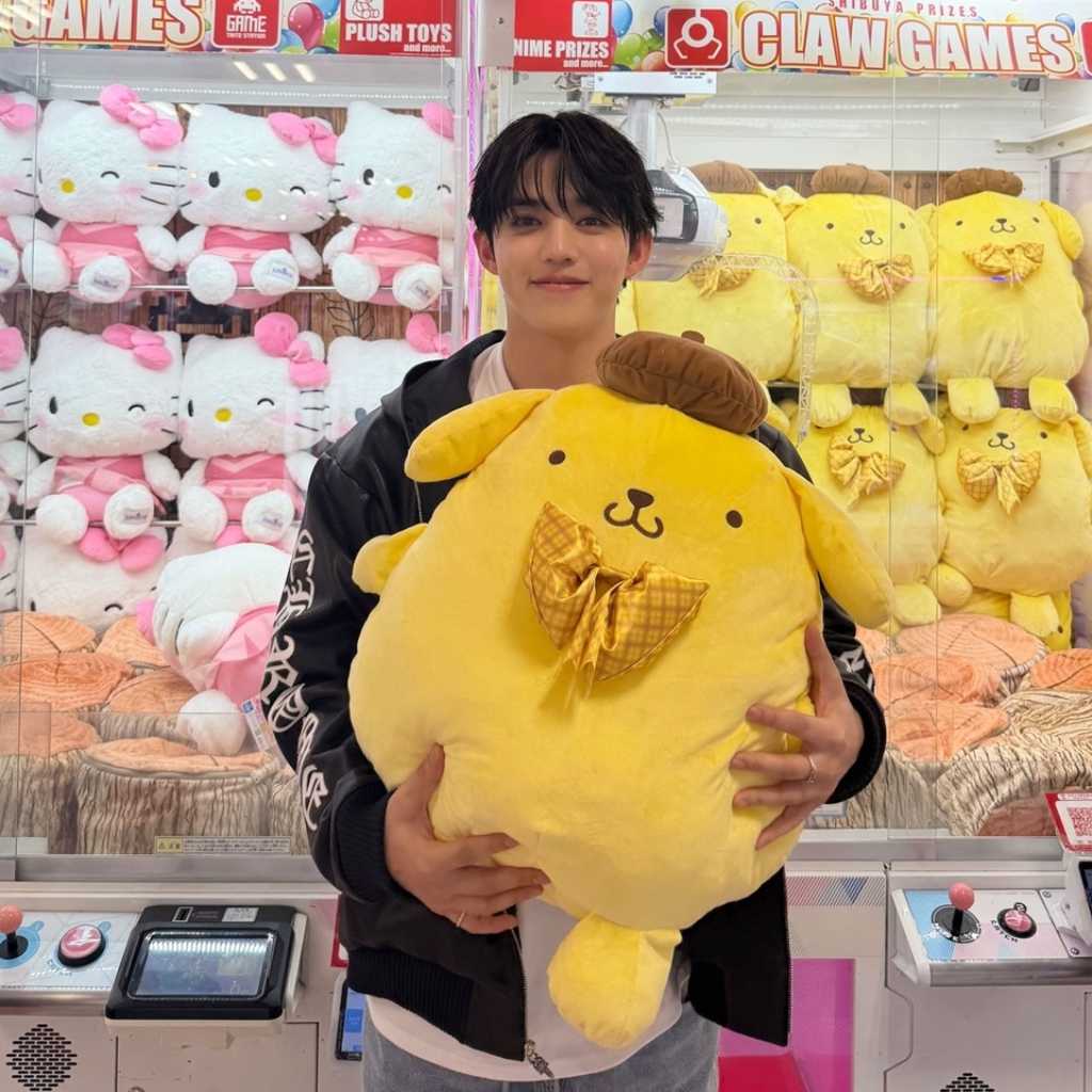 SEVENTEENのS․COUPS、ポムポムプリンの人形をゲット！日本での記念ショットに注目