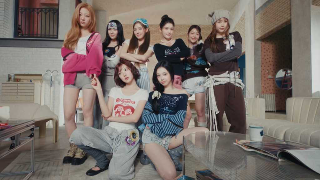 Hearts2Hearts、可愛らしい工場の職員に変身！ニューシングル「RUDE！」MV公開