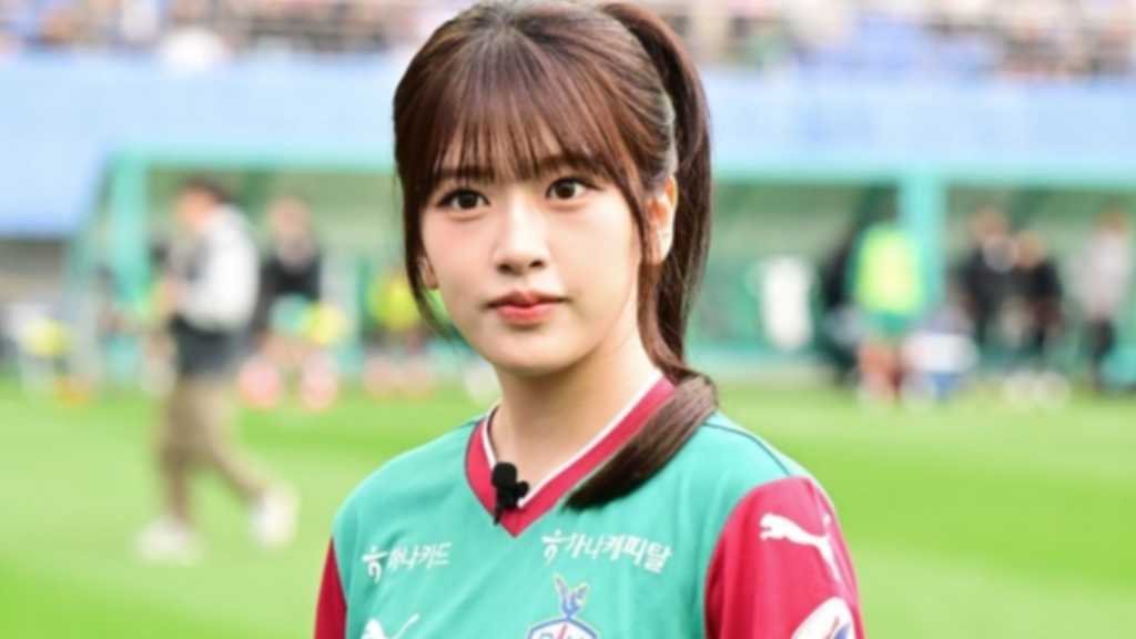 【PHOTO】IVE ユジン、サッカーの試合でキックオフに参加…キュートな笑顔