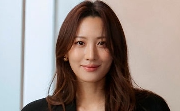 「ヒーローではないけれど」スヒョン、8時間の特殊メイクで100kgの女性に変身“皆が本当に苦労した”