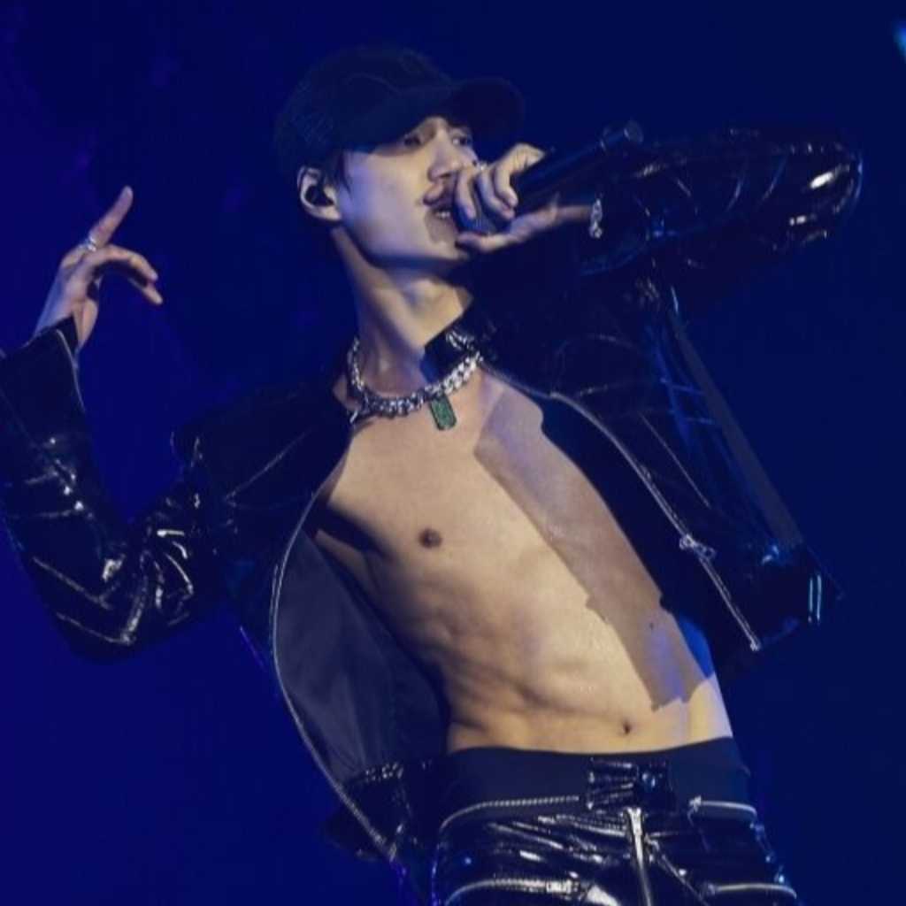 EXO カイ、初のソロツアーが開幕！ズボンが破れるハプニングも…ファン熱狂「僕の真の幸せ」