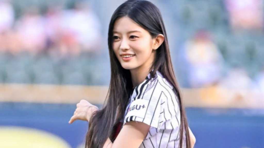 【PHOTO】ILLIT ミンジュ、始球式に登場…抜群のスタイル