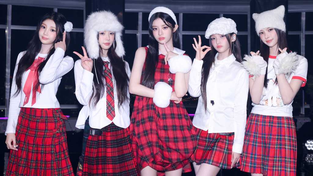 ILLIT「FNS歌謡祭」でJ-POP名曲カバー&ヒット曲を披露!可愛らしい衣装も話題に