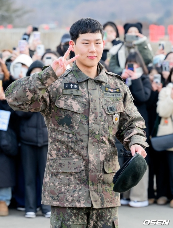 PHOTO】MONSTA X ジュホン、本日（1/23）除隊！凛々しい軍服姿で敬礼