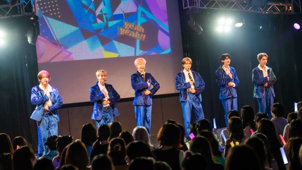 KAJA、東京ライブで6人完全体ステージ披露!King & Princeカバーや“キュンキュンセリフ対決”も